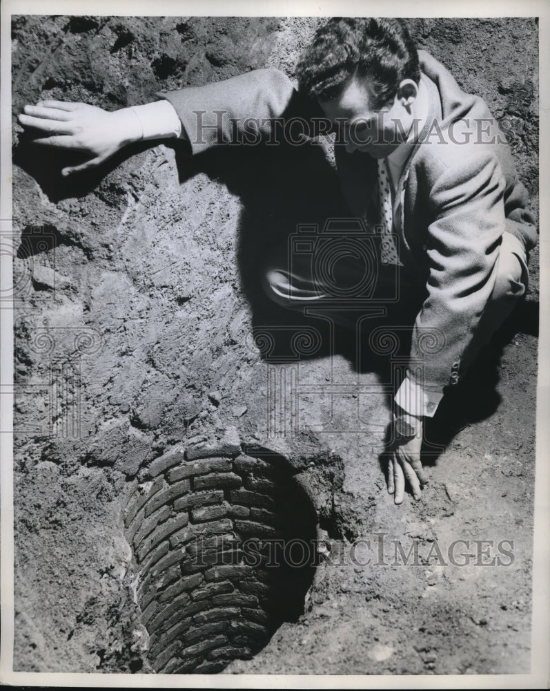 Load image into Gallery viewer, 1959 Press Photo Roman well uncovered amid ruins of structures built by Nero
