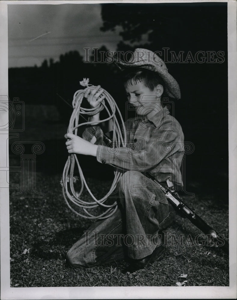 1944 Press Photo Thomas Ryan Smallest Snake Hunter