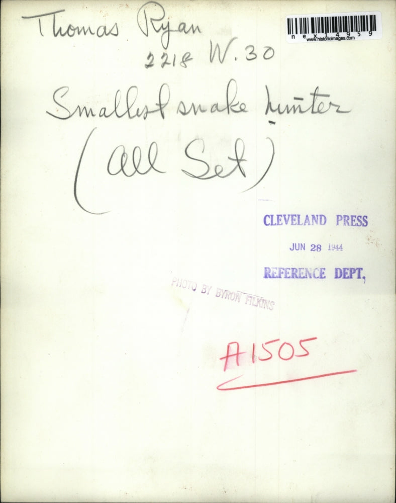 1944 Press Photo Thomas Ryan Smallest Snake Hunter