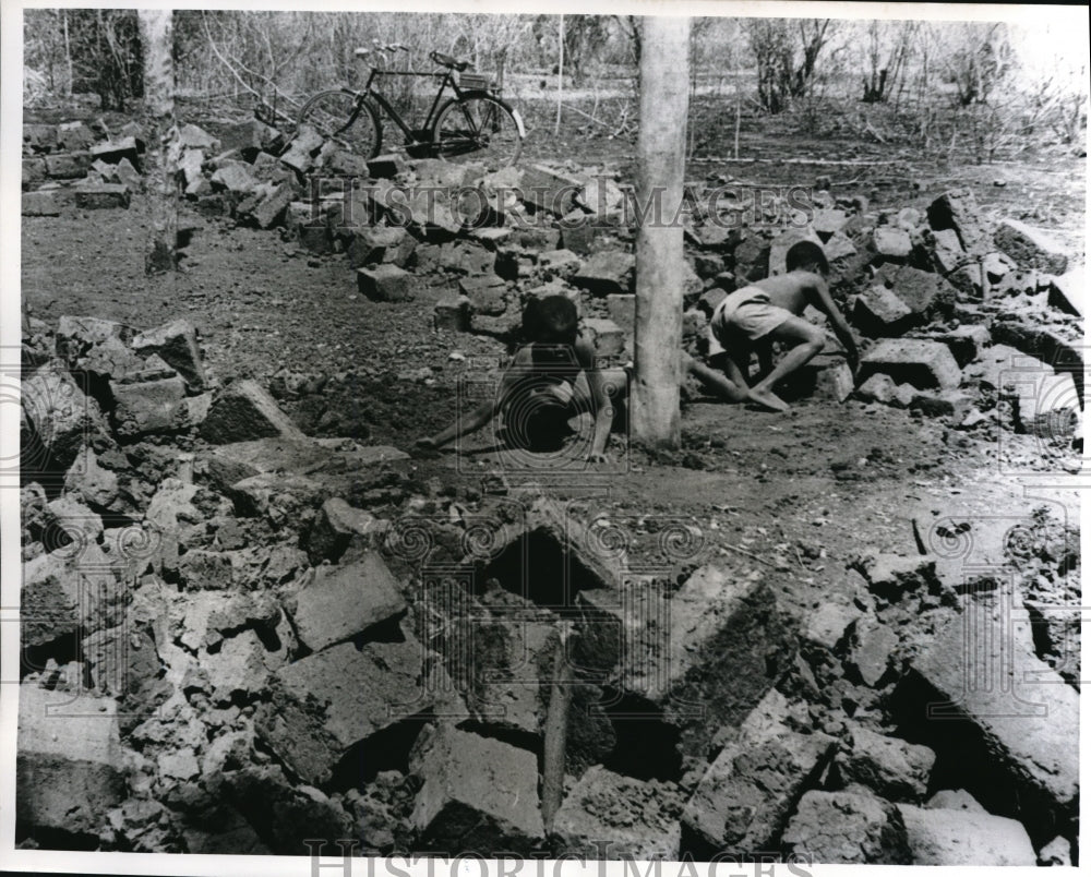 1963 Press Photo Sudanese Children Play in Ruins, Rubble of Church at Momoi