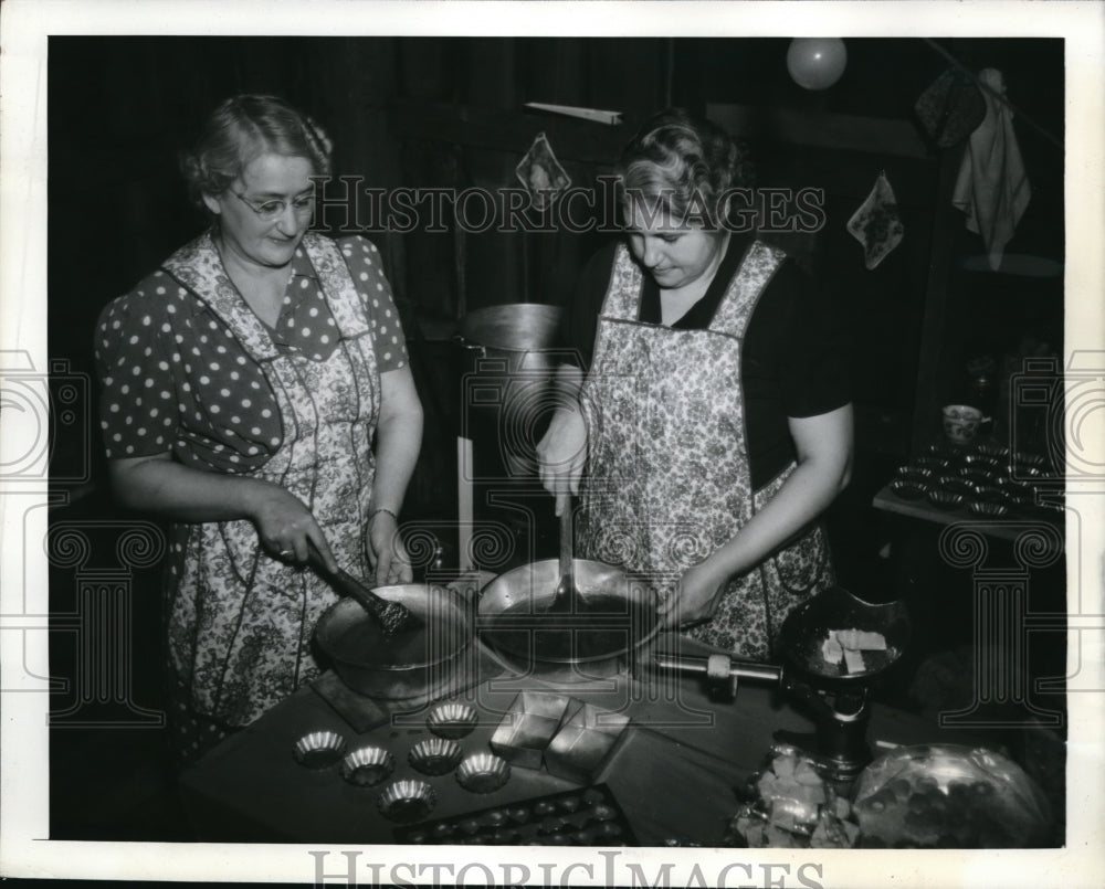 1942 Press Photo Mrs. Carl W. Shiffler, Archie Stone Making Maple Sugar Candy