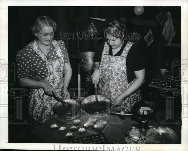 Load image into Gallery viewer, 1942 Press Photo Mrs. Carl W. Shiffler, Archie Stone Making Maple Sugar Candy

