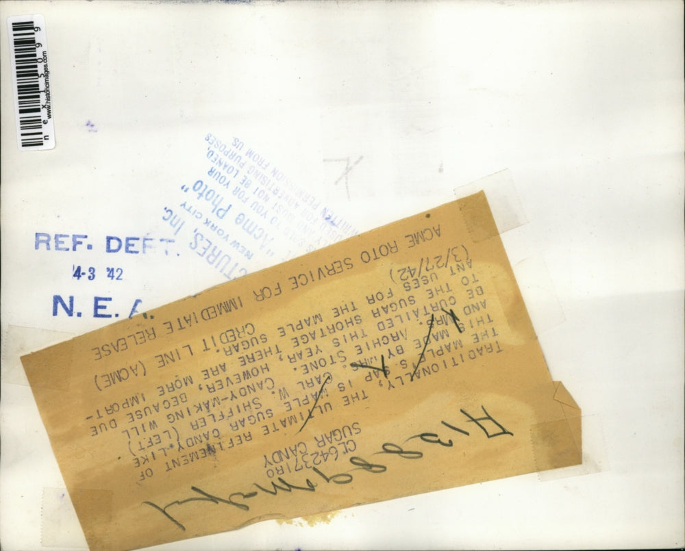 1942 Press Photo Mrs. Carl W. Shiffler, Archie Stone Making Maple Sugar Candy