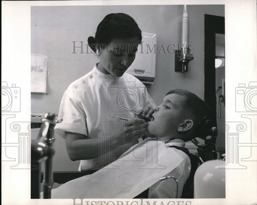 1955 Press Photo Dr. Assimina Ailianou works on Patient at Georgetown University