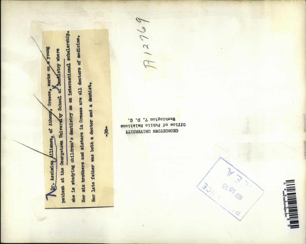 1955 Press Photo Dr. Assimina Ailianou works on Patient at Georgetown University