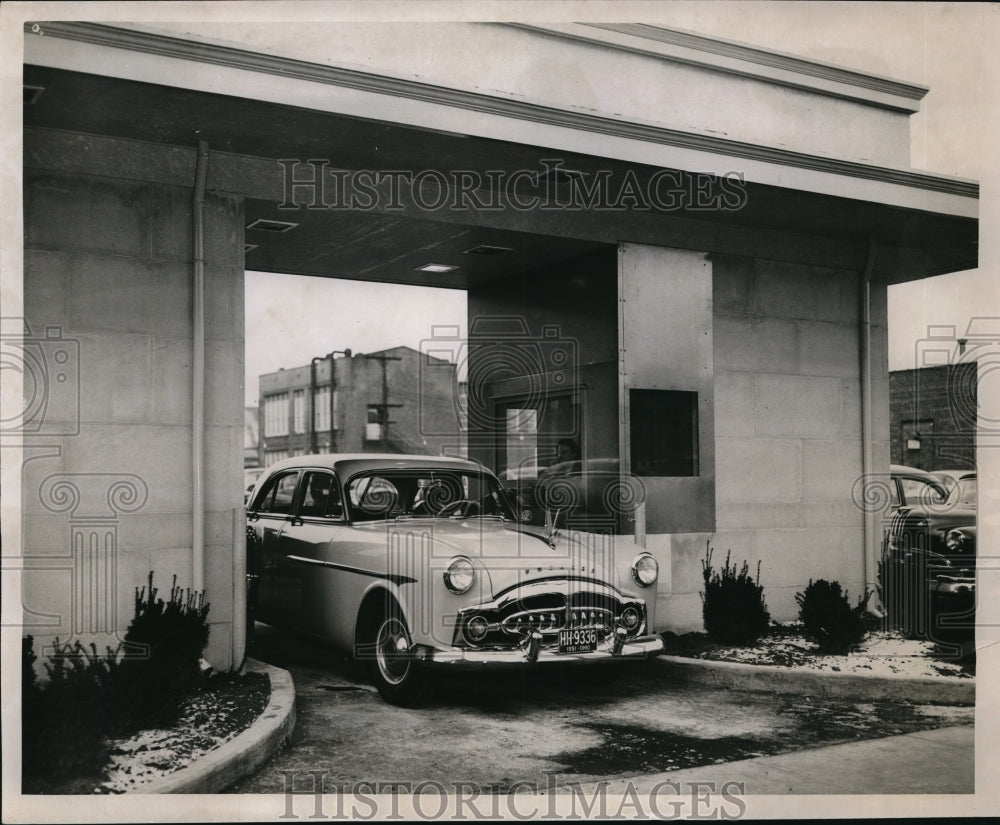 1951 Press Photo First Customer at Drive Thru Central National Bank Of Clevelan