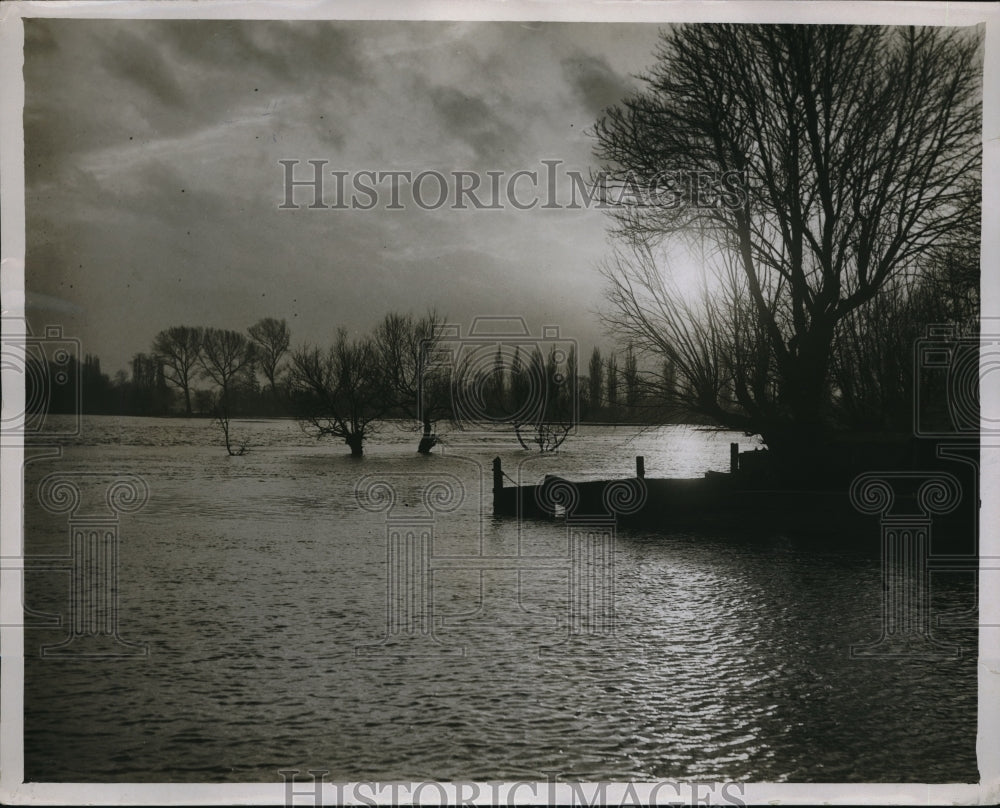 1929 Press Photo Sunselt on Flooded Fields of Thames River at Shepperton