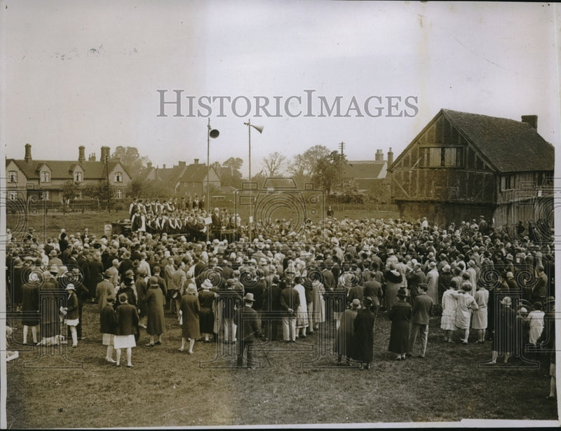 Load image into Gallery viewer, 1928 Press Photo Tercentenary of Bunyan on Elstow Village Green
