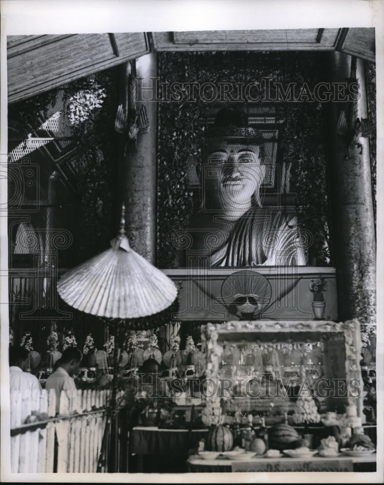 1959 Press Photo A Great Stone Buddha Inside Shwe Dagon Pagoda, Rangoon, Burma- Historic Images