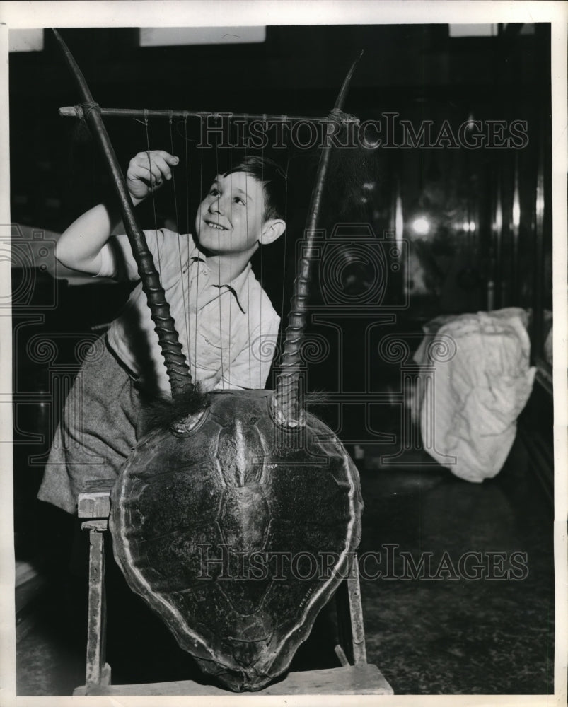 1947 Press Photo This is a Kissar and African Lyre made of a shell of a turtle