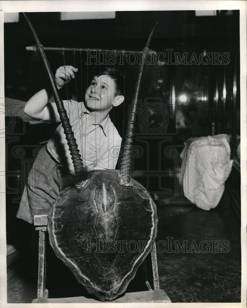 Load image into Gallery viewer, 1947 Press Photo This is a Kissar and African Lyre made of a shell of a turtle

