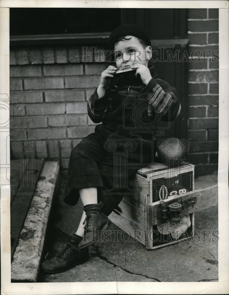 1941 Press Photo Merrill a true artist plays for his own amusement