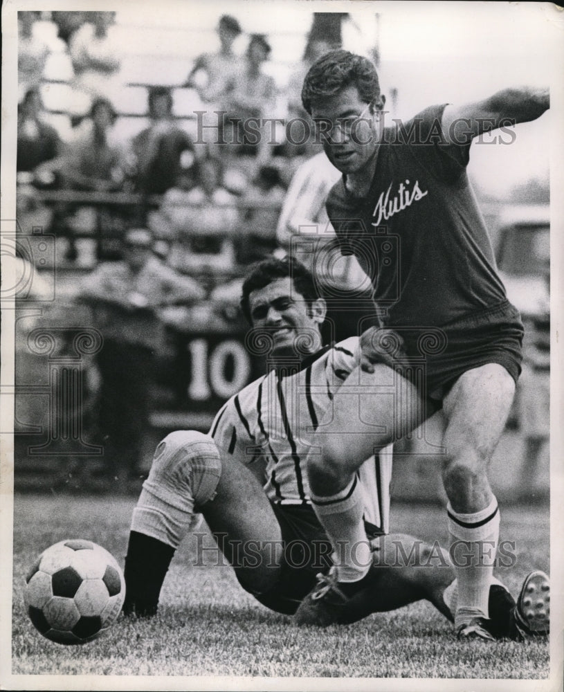 1971 Press Photo Italian S. C.'s Vito Colonna, St. Louis player unidentified