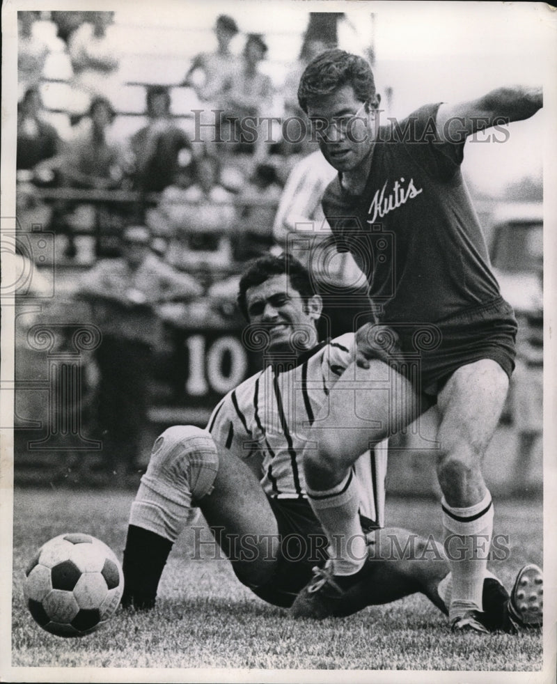 Load image into Gallery viewer, 1971 Press Photo Italian S. C.'s Vito Colonna, St. Louis player unidentified
