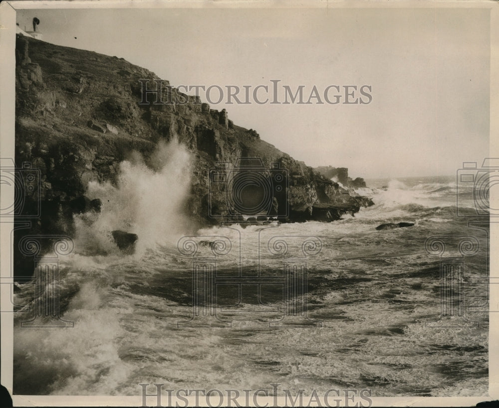 1929 Press Photo Seas crash ashore at Lizard Point on the Cornish coastline