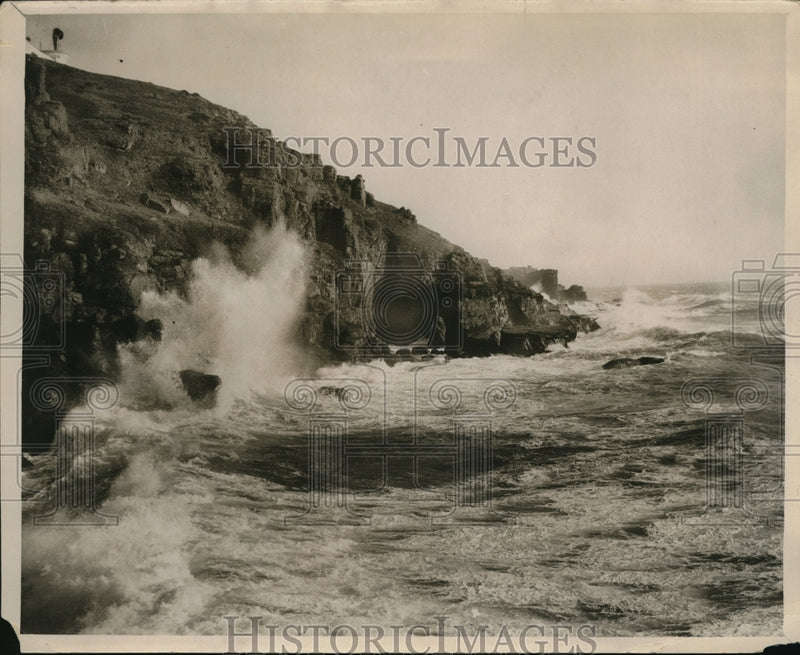 Load image into Gallery viewer, 1929 Press Photo Seas crash ashore at Lizard Point on the Cornish coastline
