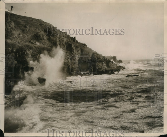 1929 Press Photo Seas crash ashore at Lizard Point on the Cornish coastline