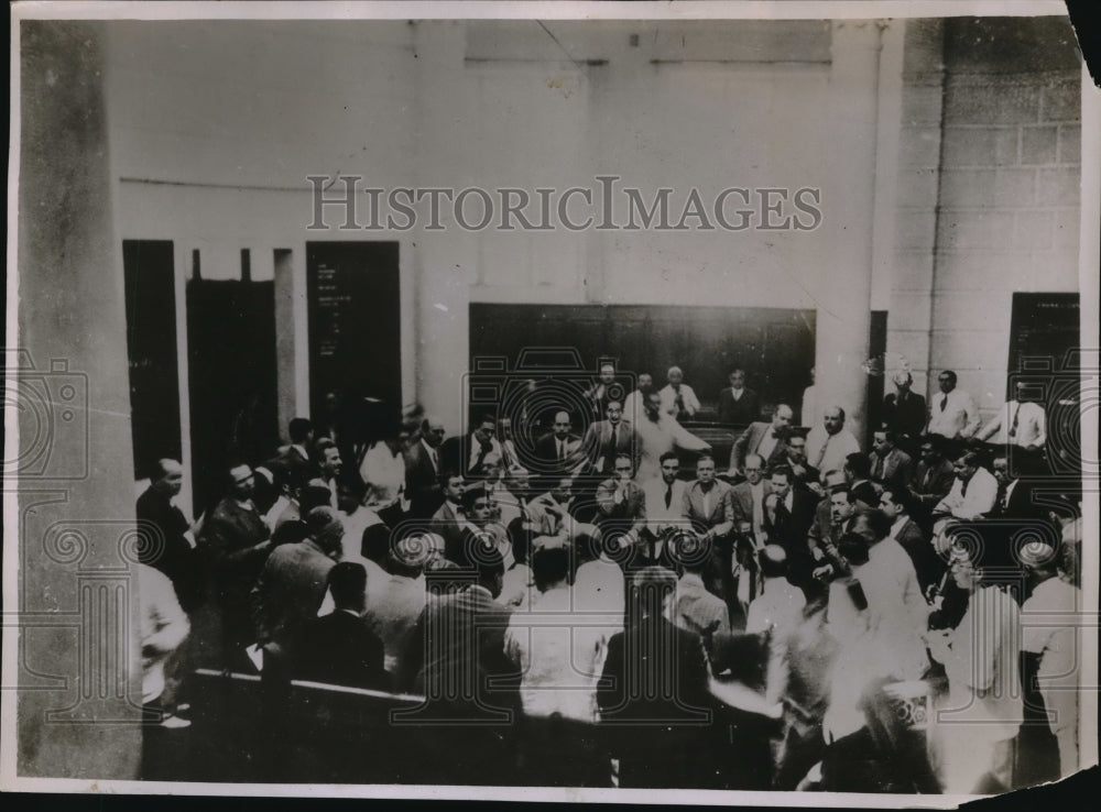 1931 Press Photo Bourse in Cairo crowded with brokers &amp; finance men