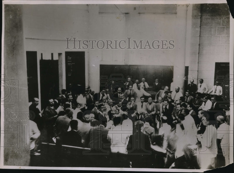 Load image into Gallery viewer, 1931 Press Photo Bourse in Cairo crowded with brokers &amp; finance men
