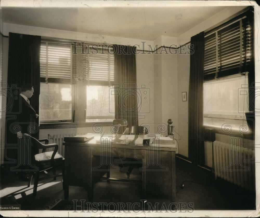 Press Photo An office in Wash DC with carpet & drapes to softern noise