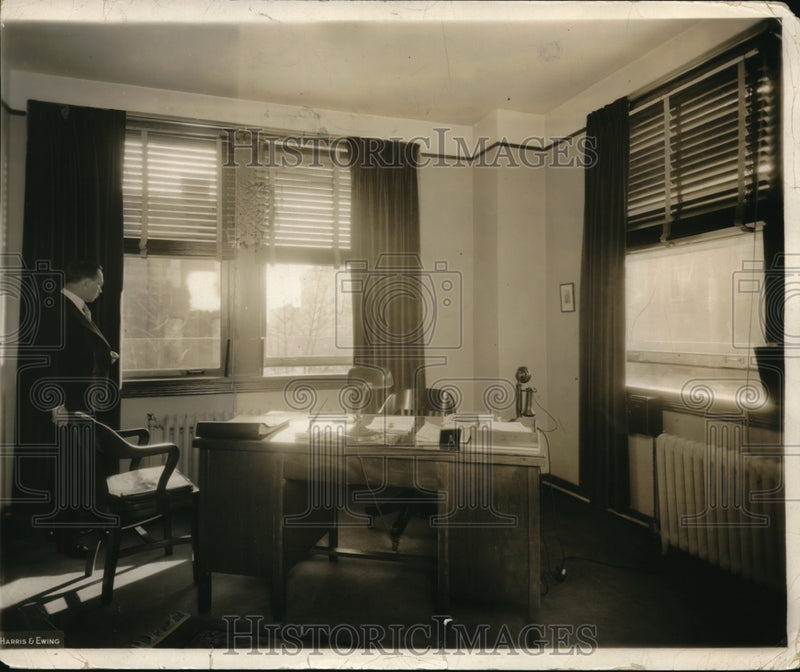 Load image into Gallery viewer, Press Photo An office in Wash DC with carpet &amp; drapes to softern noise
