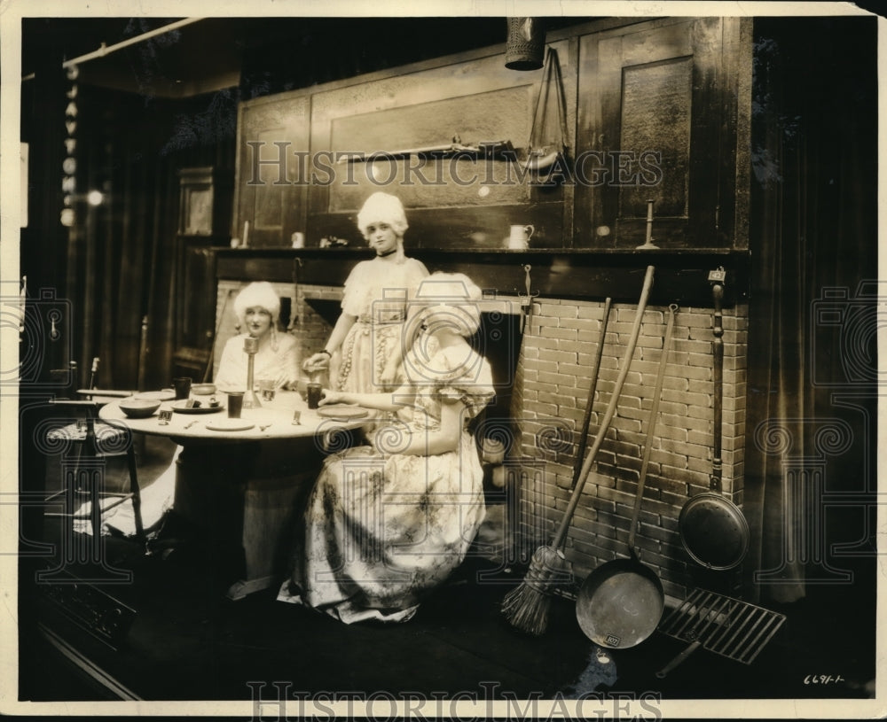 1928 Press Photo For 2 centuries the kitchen was the most attractive room in