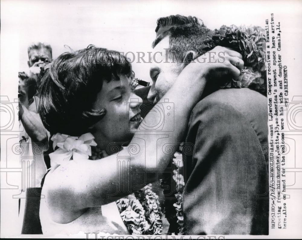 1963 Press Photo Astronaut L. Gordon Cooper Greeted By Daughter Janita After