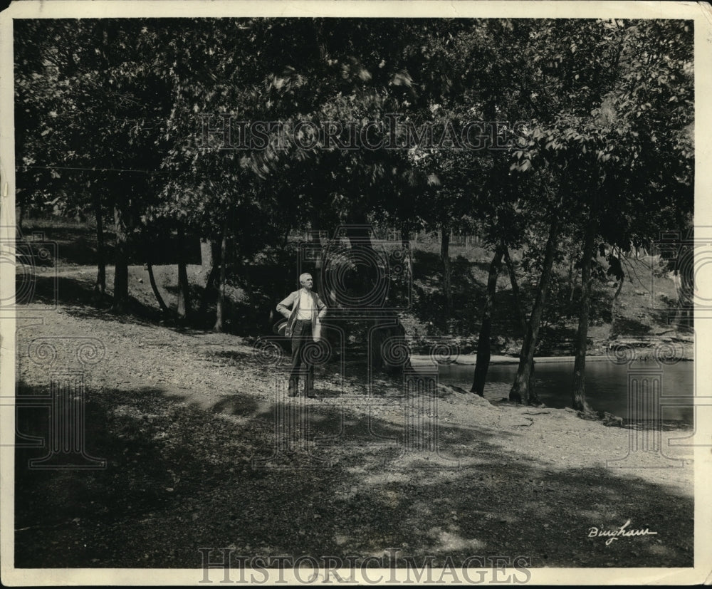 1923 Press Photo WH Corn Harvey at site of a Pyramid