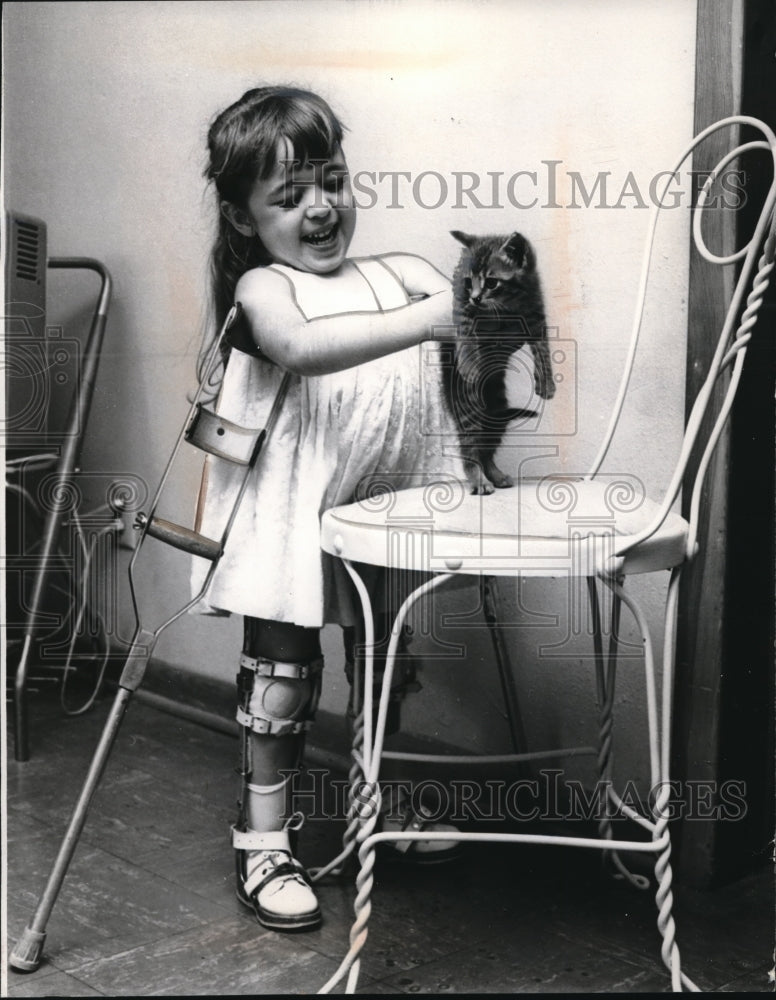 Load image into Gallery viewer, 1966 Press Photo Hillsboro Texas Donna Dill March of Dimes girl &amp; a kitten
