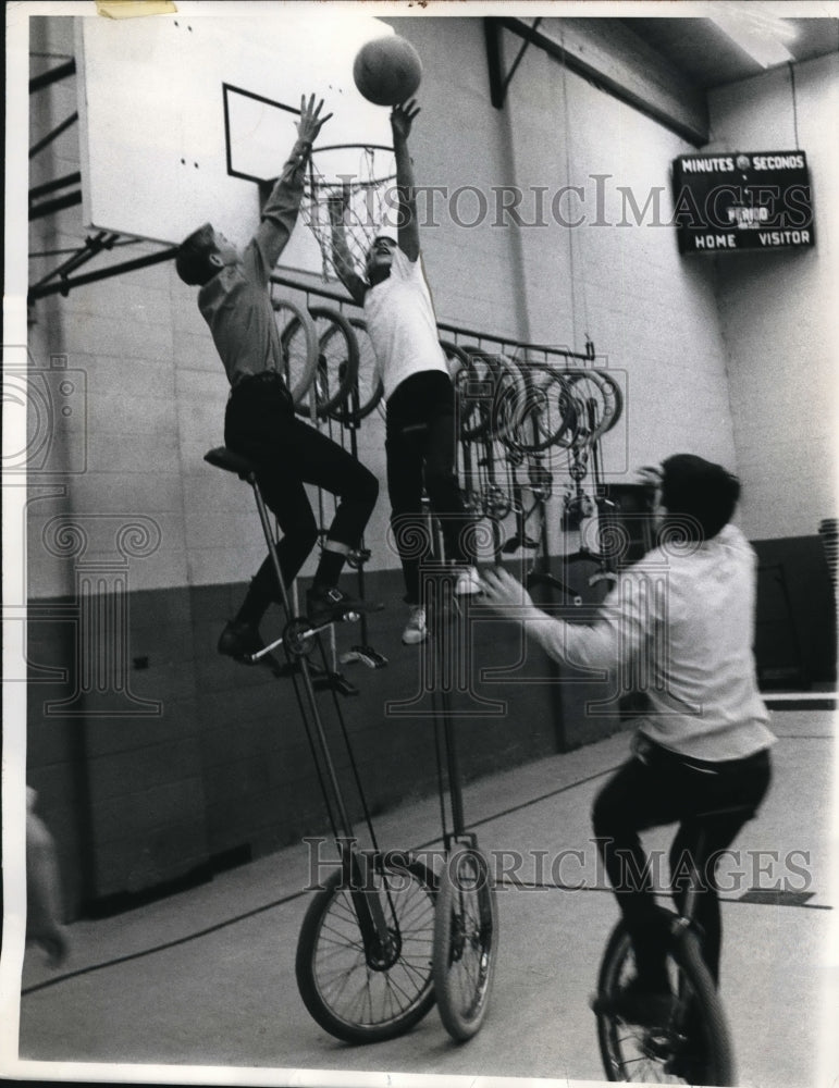 Load image into Gallery viewer, 1970 Press Photo Newbury Ohio St Helen Parish school basketball on unicycles
