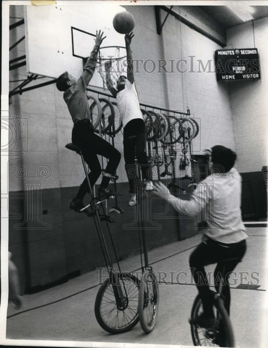 1970 Press Photo Newbury Ohio St Helen Parish school basketball on unicycles