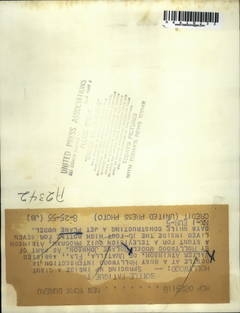 1955 Press Photo Walter Atkinson assisted by Rolane Johnson part of a stunt for