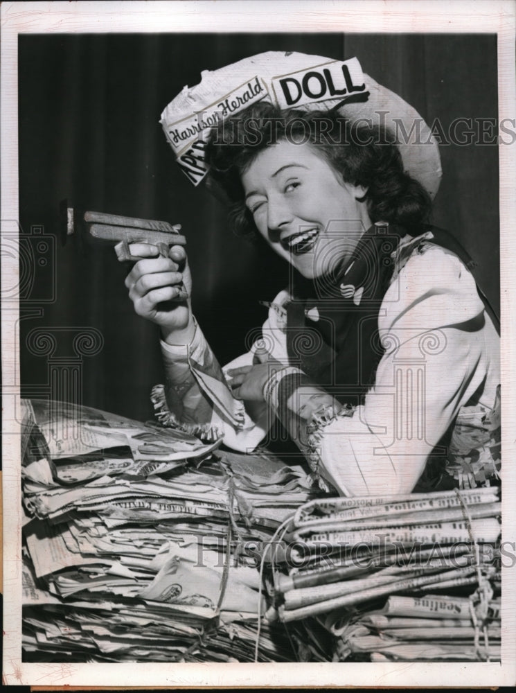 1944 Press Photo Lavergne Koc, Cowgirl Chicago High School Waster Paper Contest