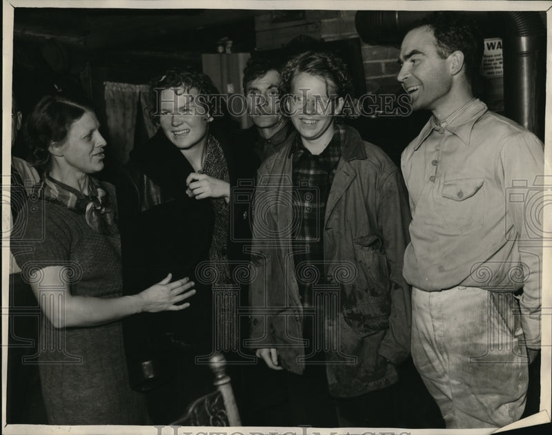 Load image into Gallery viewer, 1928 Press Photo Virginia Taylor, Mrs Sagar, Mrs Taylor, &amp; Charles Sagar
