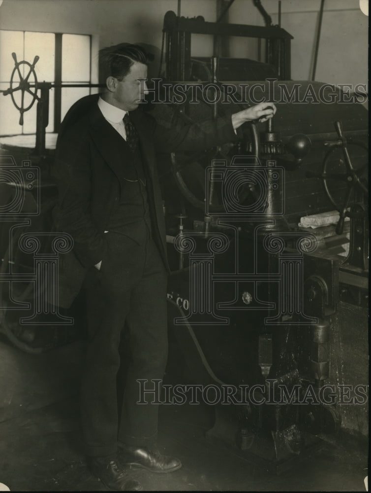 1922 Press Photo A.C. Curtis of Standards Bureau Inspects Grinding Vat