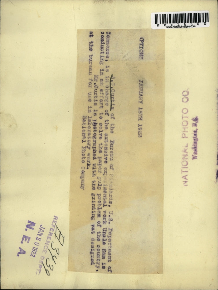 1922 Press Photo A.C. Curtis of Standards Bureau Inspects Grinding Vat