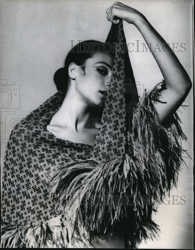 1965 Press Photo Fashion Model Wearing Manolo Borromeo Thistledown Silk Stole