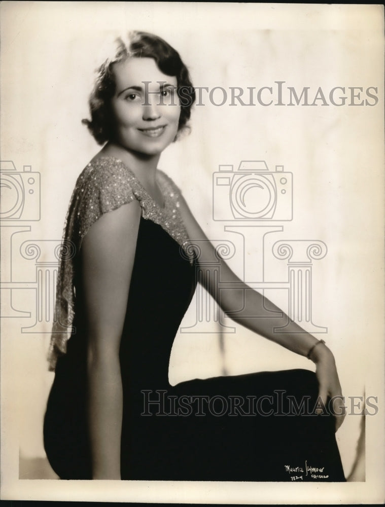 1932 Press Photo A woman entertainer in beautiful gown