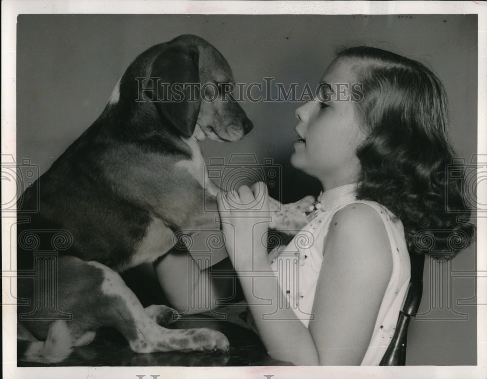 1954 Press Photo Candy Lee & beagle owned by Mrs RU Travis