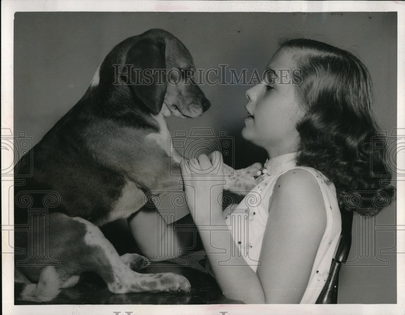 Load image into Gallery viewer, 1954 Press Photo Candy Lee &amp; beagle owned by Mrs RU Travis
