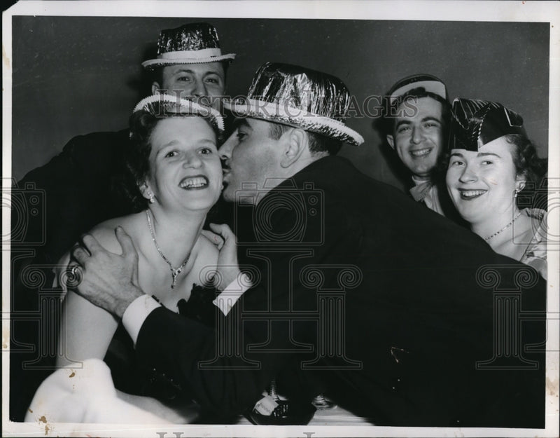 Load image into Gallery viewer, 1953 Press Photo New Year's party at Cleveland Art Club
