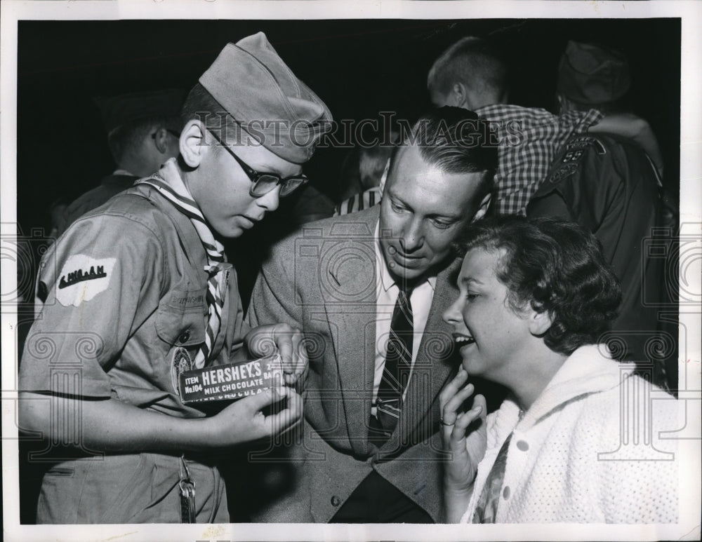 1960 Press Photo Scout Robert Tupa & parents at Jamboree in Colorado
