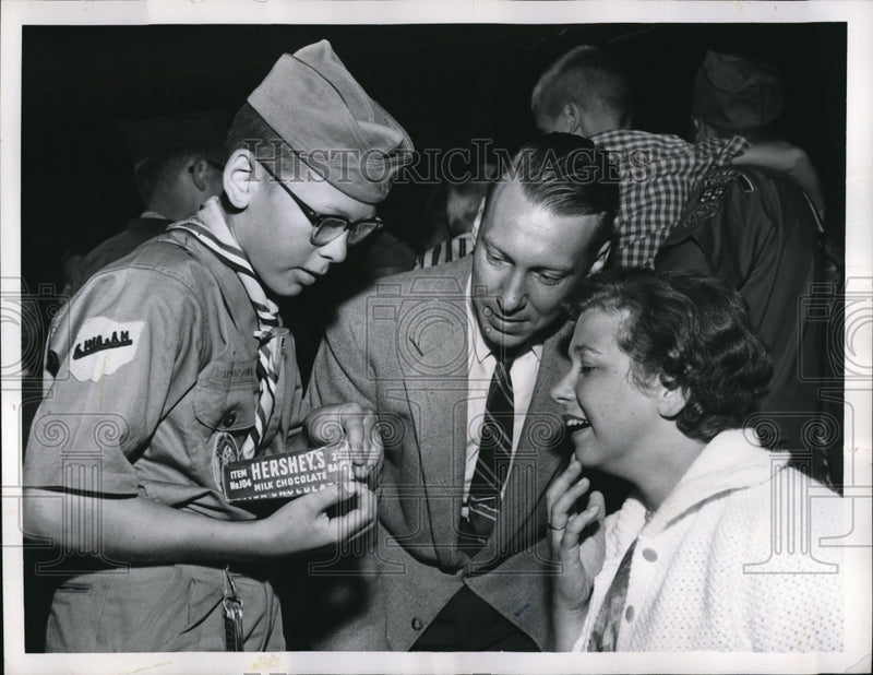 Load image into Gallery viewer, 1960 Press Photo Scout Robert Tupa &amp; parents at Jamboree in Colorado

