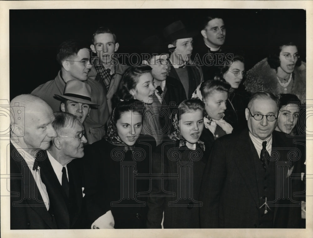 1948 Press Photo Cleveland Ohio carol singers on East side