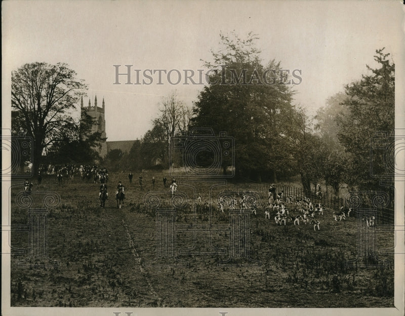 Load image into Gallery viewer, 1929 Press Photo Fox hounds &amp; the hunt at Heythorpe village Chipping Norton
