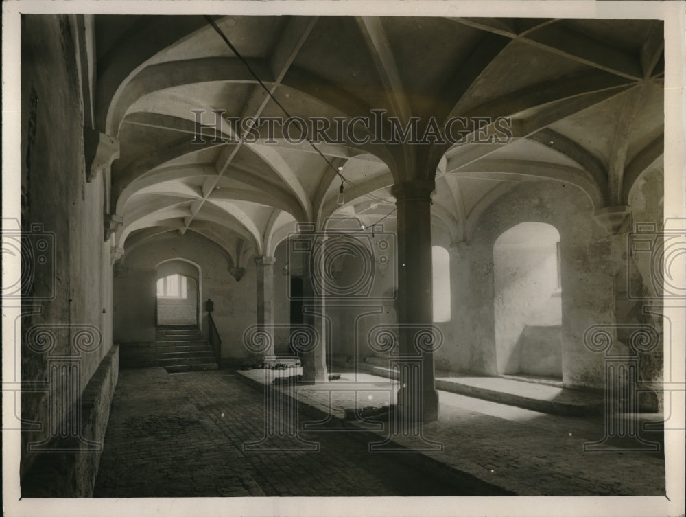 1927 Press Photo Hampton Court & Henry VIII wine cellar