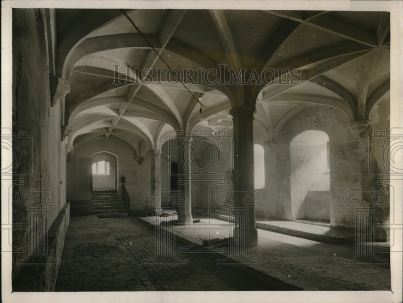 Load image into Gallery viewer, 1927 Press Photo Hampton Court &amp; Henry VIII wine cellar
