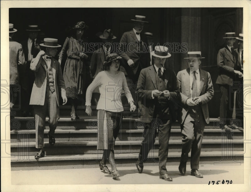 Load image into Gallery viewer, 1922 Press Photo Jim Wong, Bertha Lee, Wong Kee, Mrs Wong arrested on honeymoon
