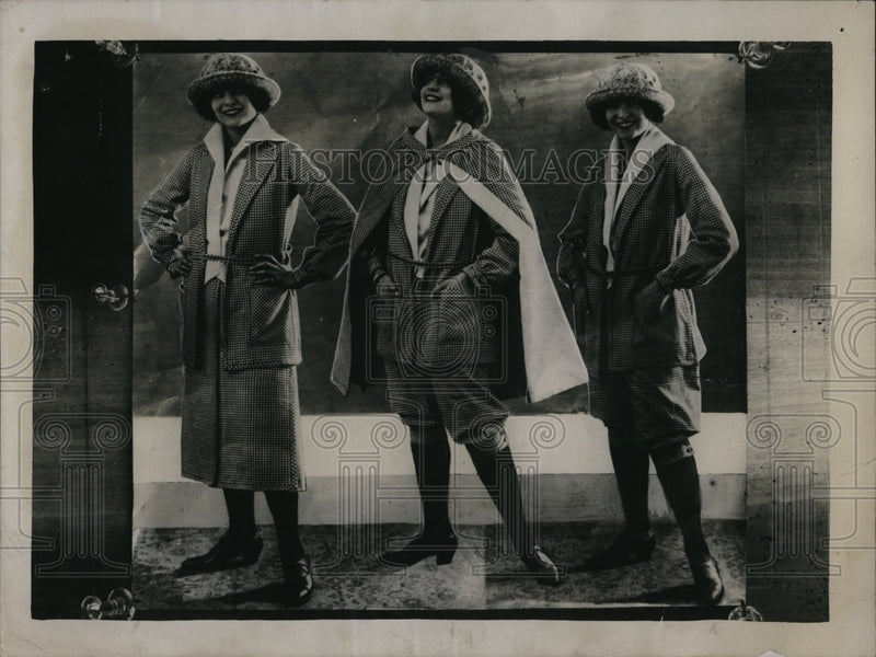 Load image into Gallery viewer, 1922 Press Photo Viyella convertible sports suit with cape on a model
