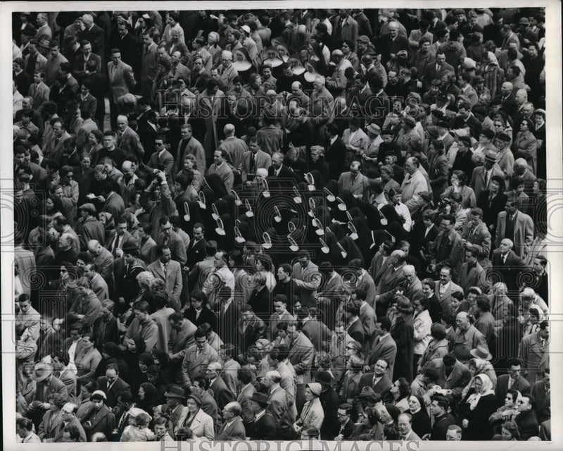 Load image into Gallery viewer, 1957 Press Photo St Peter's Square in RomeItaly crowds for Easter Mass
